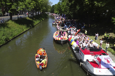 904254 Gezicht op de Stadsbuitengracht te Utrecht, vanaf de Bartholomeïbrug, met de boten voor de botenparade van de ...